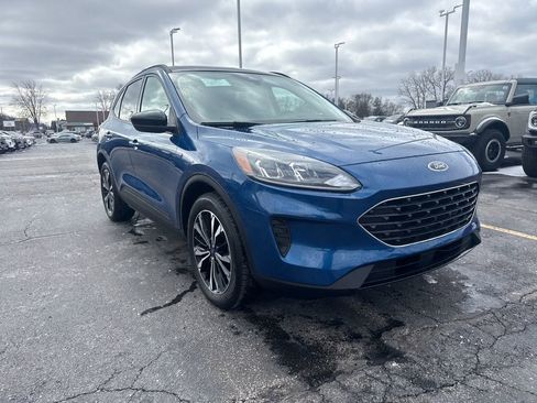 Used 2022 Ford Escape SE w/ SE Sport Appearance Package image 4
