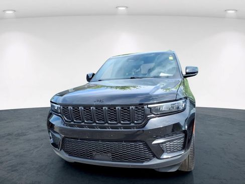 Certified 2024 Jeep Grand Cherokee Altitude AWD/4WD image 6