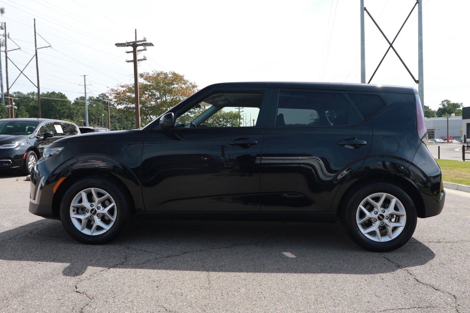 Used 2025 Kia Soul LX w/ LX Technology Package FWD image 2