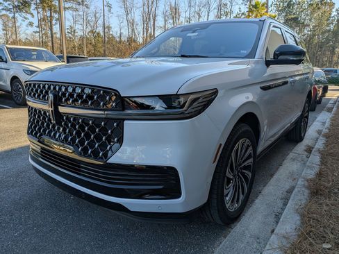 Certified 2025 Lincoln Navigator Black Label image 8