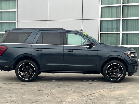 Used 2024 Ford Expedition Limited image 3
