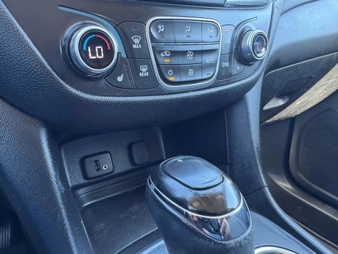 Used 2018 Chevrolet Equinox LT FWD image 56