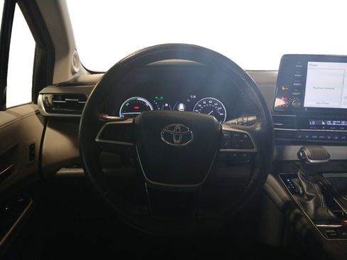 Used 2021 Toyota Sienna Limited image 12