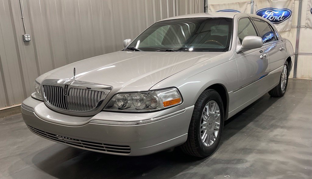 Used 2008 Lincoln Town Car Signature Limited RWD image 3