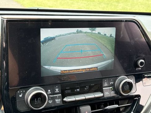Used 2023 Toyota Highlander XLE AWD/4WD image 30