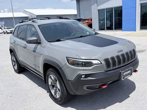 Used 2019 Jeep Cherokee Trailhawk w/ Cold Weather Group AWD/4WD image 3