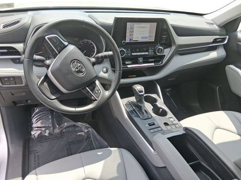 Used 2024 Toyota Highlander XLE AWD/4WD image 12