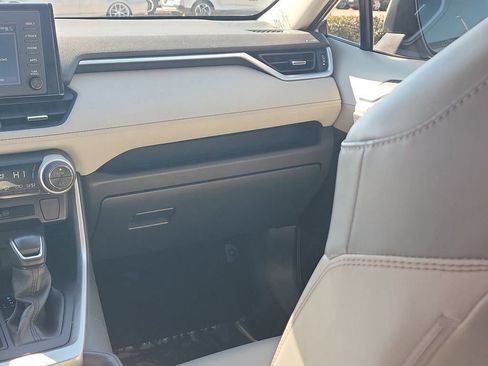 Used 2019 Toyota RAV4 XLE Premium image 18