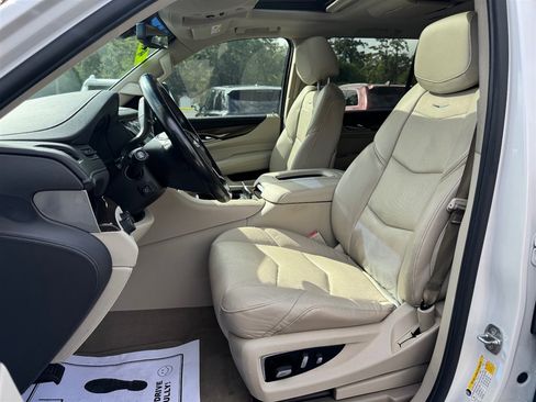 Used 2019 Cadillac Escalade ESV Luxury AWD/4WD image 18