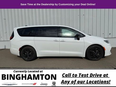 Used 2023 Chrysler Pacifica Limited w/ S Appearance Package image 5