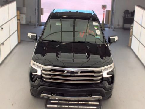Used 2022 Chevrolet Silverado 1500 High Country w/ High Country Premium Package AWD/4WD image 2