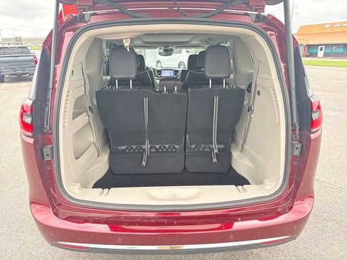 Used 2023 Chrysler Pacifica Limited AWD/4WD image 17