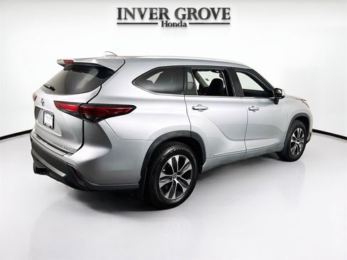Used 2022 Toyota Highlander XLE image 5