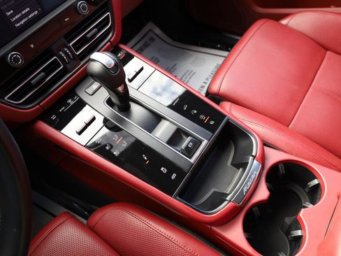 Used 2024 Porsche Macan S AWD/4WD image 14