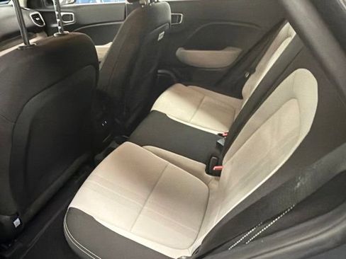 Used 2025 Hyundai Venue SEL FWD image 13