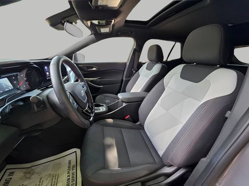 Used 2025 Chevrolet Trax RS w/ Sunroof Package FWD image 16