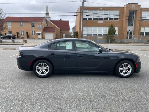 Used 2019 Dodge Charger SXT RWD image 4