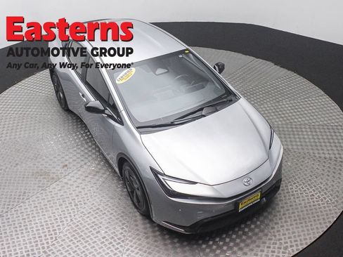 Used 2025 Toyota Prius LE FWD image 3