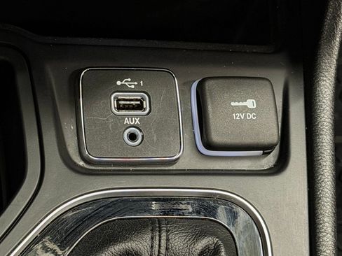 Used 2020 Jeep Cherokee Latitude Plus FWD image 28