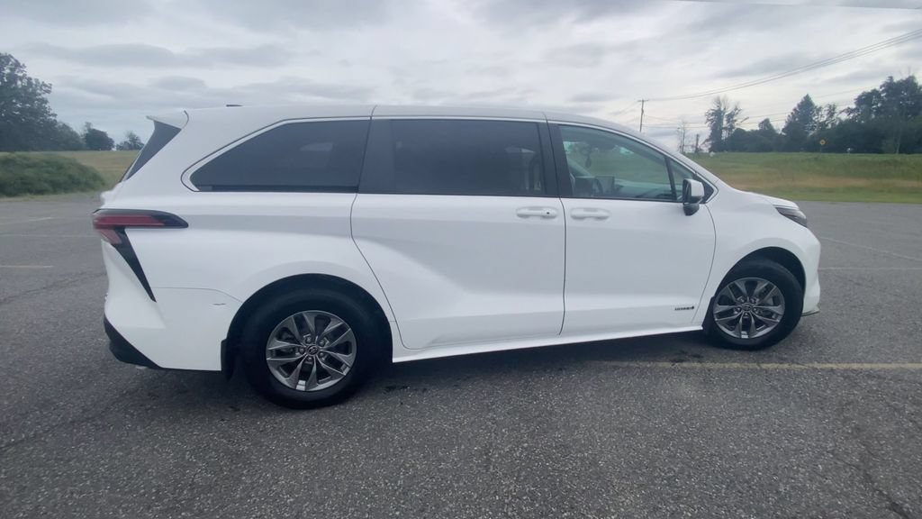 Used 2021 Toyota Sienna LE FWD image 9