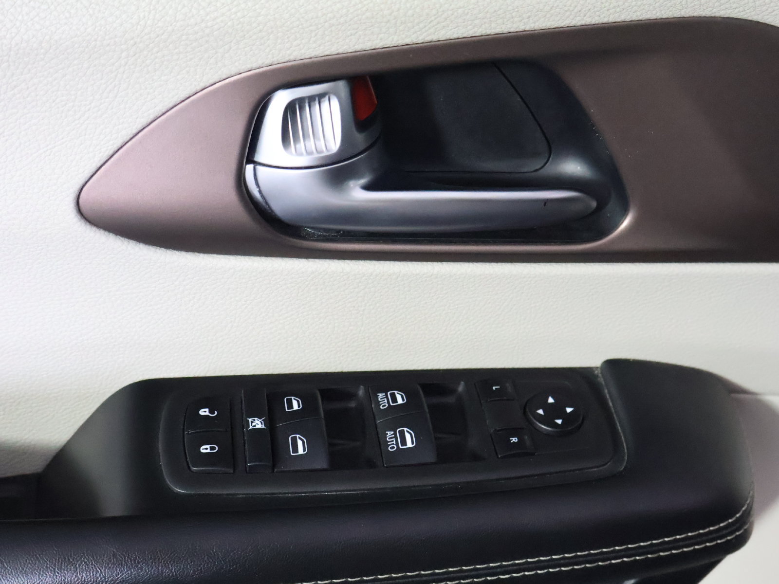 Used 2023 Chrysler Voyager LX FWD image 43