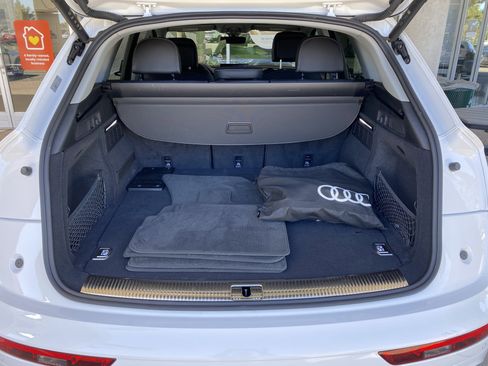 Used 2024 Audi Q5 e Premium w/ Convenience Package image 18