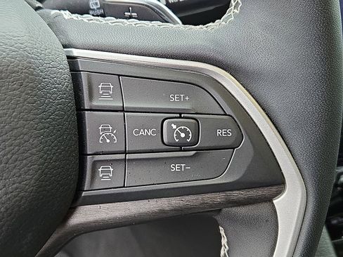 Used 2023 Jeep Grand Cherokee Limited w/ Black Appearance Package image 22