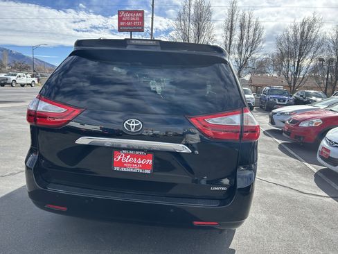 Used 2018 Toyota Sienna Limited w/ Carpet Mat Package image 8