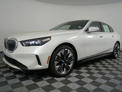 Used 2025 BMW 530i w/ Premium Package image 7