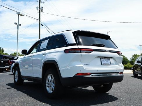 Used 2024 Jeep Grand Cherokee Laredo RWD image 8