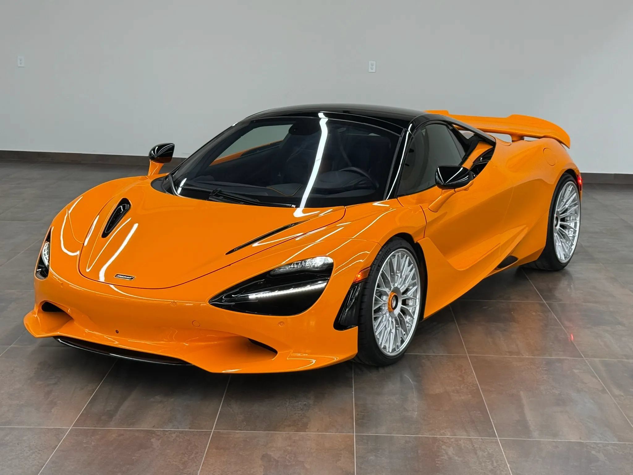 Used 2025 McLaren 750S Spider RWD image 3