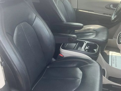Used 2020 Chrysler Pacifica Touring-L FWD image 27
