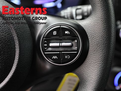 Used 2025 Kia Soul LX w/ LX Technology Package FWD image 15