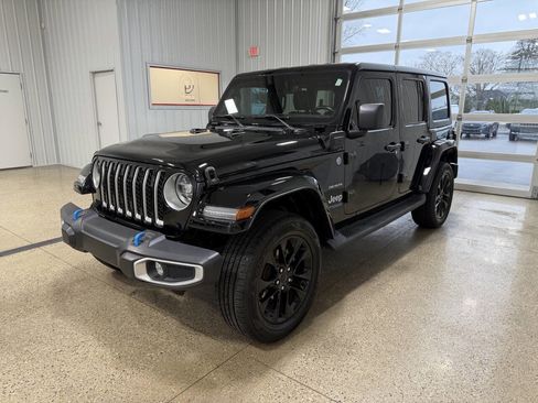 Used 2022 Jeep Wrangler Unlimited Sahara w/ Cold Weather Group image 2