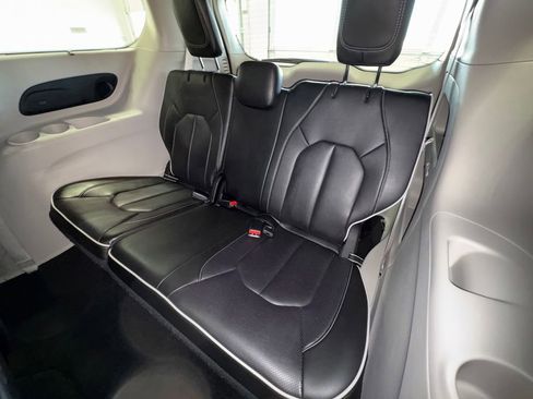Used 2024 Chrysler Pacifica Limited FWD image 31