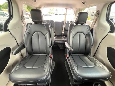 Used 2023 Chrysler Pacifica Touring-L FWD image 25