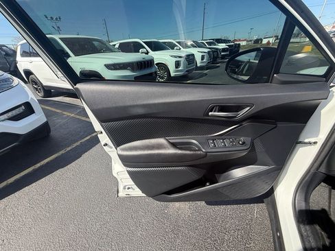 Used 2018 Toyota C-HR XLE image 11