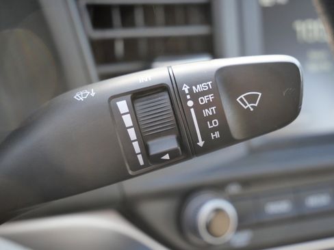 Used 2019 Hyundai Elantra SEL image 32