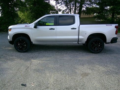 Used 2022 Chevrolet Silverado 1500 Custom Trail Boss w/ LPO, Dark Essentials Package AWD/4WD image 2