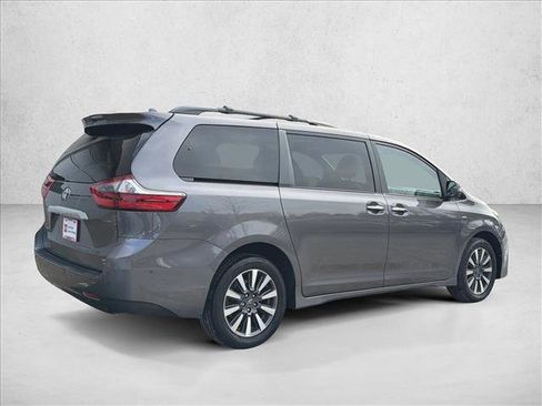 Used 2020 Toyota Sienna Limited Premium image 5