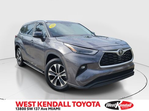 Used 2024 Toyota Highlander XLE AWD/4WD image 1