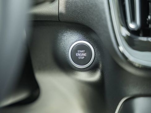 Used 2021 Volvo XC40 T5 Momentum w/ Premium Package AWD/4WD image 28