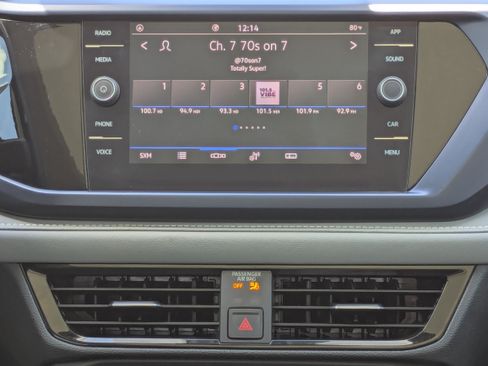 Used 2024 Volkswagen Taos SE w/ Panoramic Sunroof Package FWD image 18