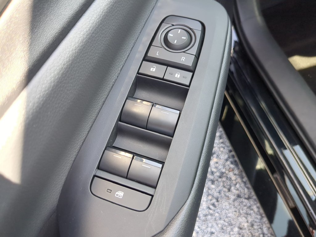 Used 2025 Toyota Prius LE FWD image 17