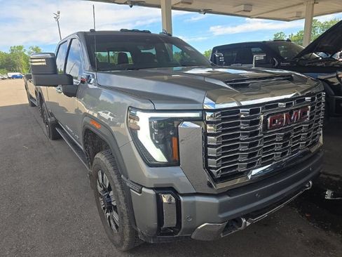 Used 2024 GMC Sierra 2500 Denali w/ Denali Reserve Package AWD/4WD image 3