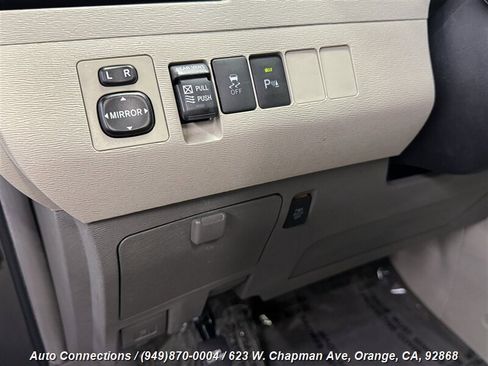 Used 2013 Toyota Sienna XLE image 27