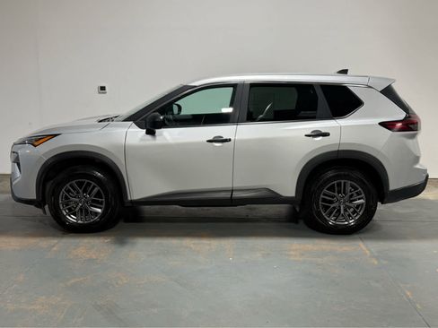 Used 2024 Nissan Rogue S AWD/4WD image 2