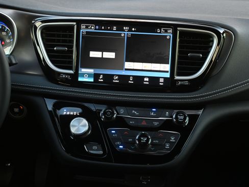 New 2026 Chrysler Pacifica Select w/ S Appearance Package image 5