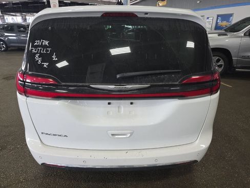Used 2023 Chrysler Pacifica Touring-L FWD image 4