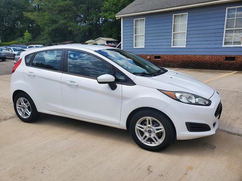 Used 2017 Ford Fiesta SE FWD image 3